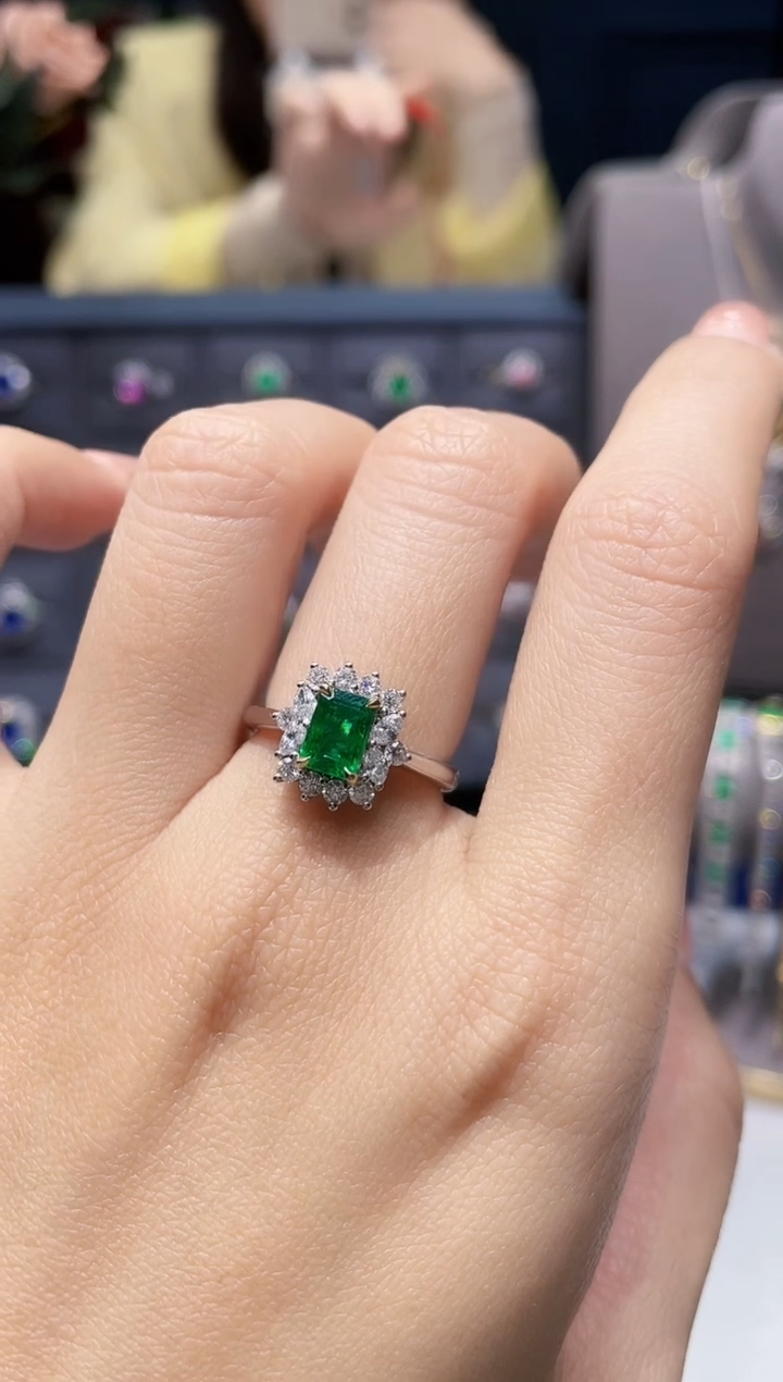 【闪购商品】祖母绿戒指18K金镶嵌0.93克拉