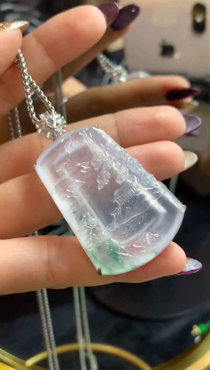 翡翠18K金镶嵌颈饰翡翠山水牌