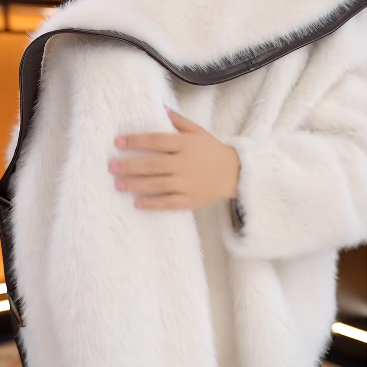 （运费险补贴）2025冬季新款雪兰貂气质小香风外套21366-盼盼