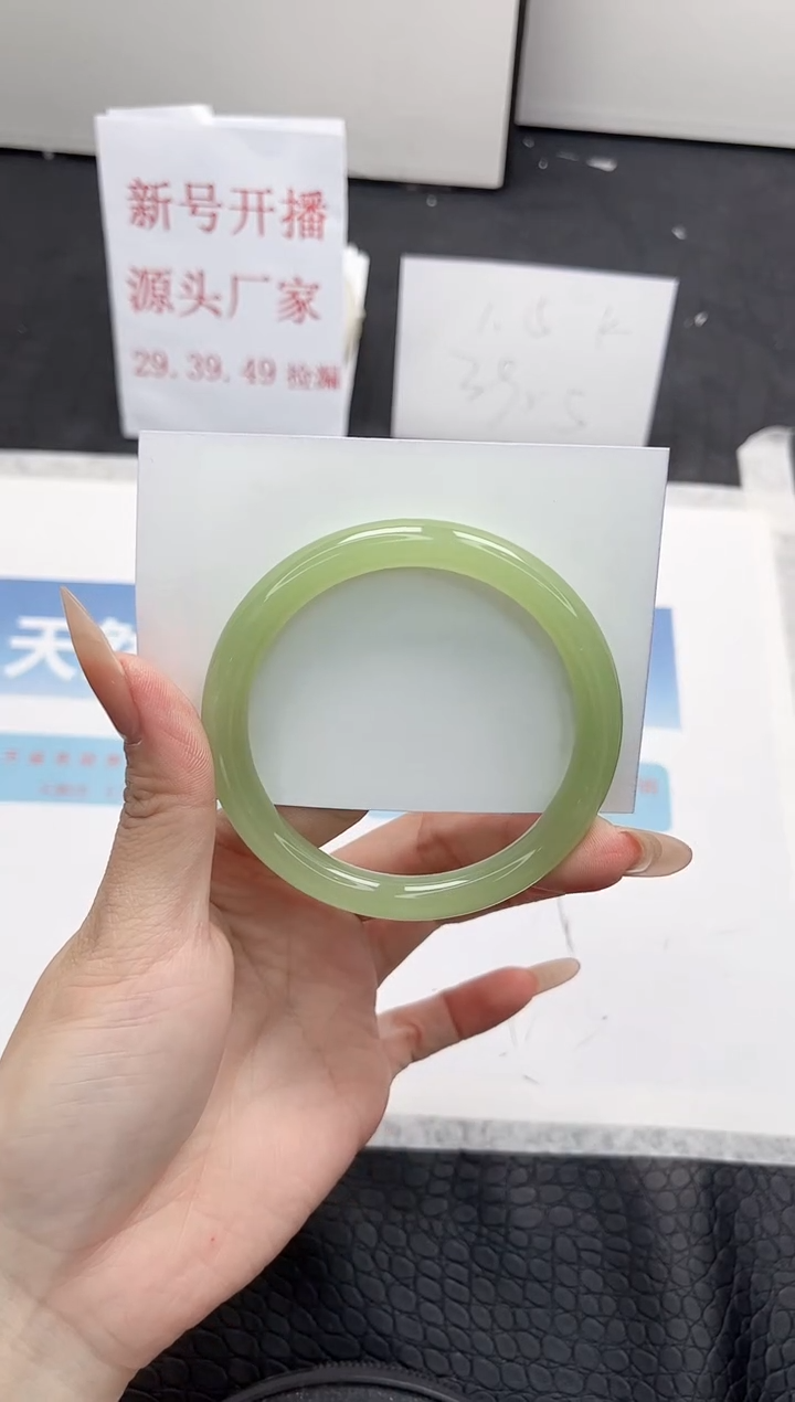 【闪购商品】石英质玉手镯未镶嵌86-57.7