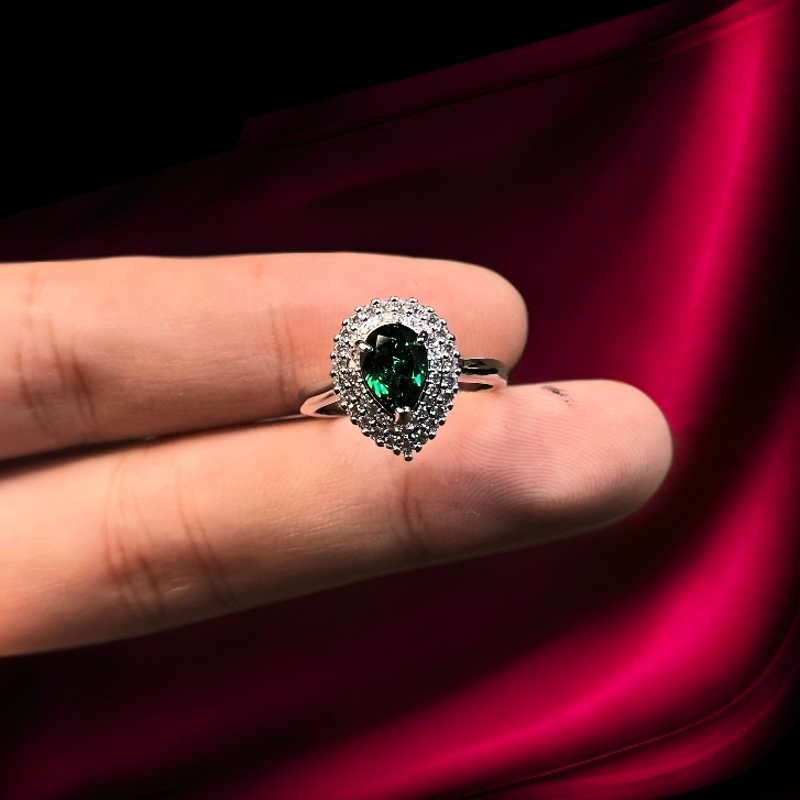  瑾萱高订名饰124-轻奢幻彩艳绿宝精切合金戒指