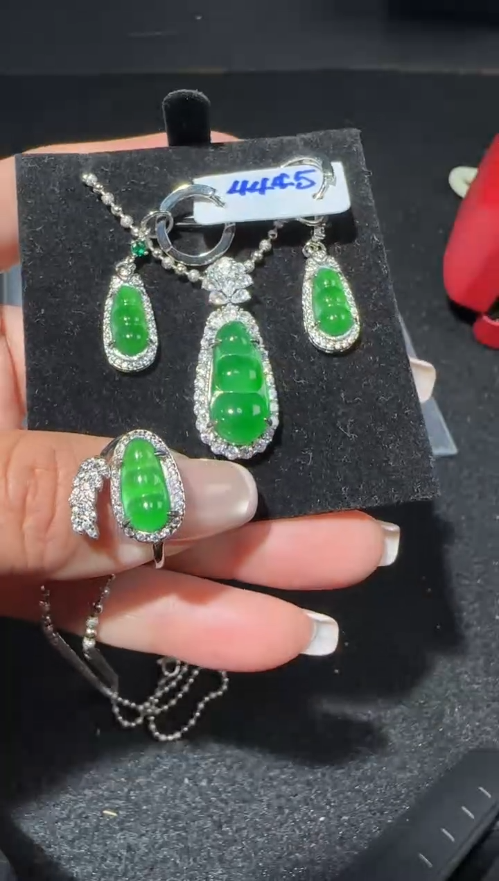 【闪购商品】翡翠吊坠(赠链)未镶嵌多样性发货拍一发三