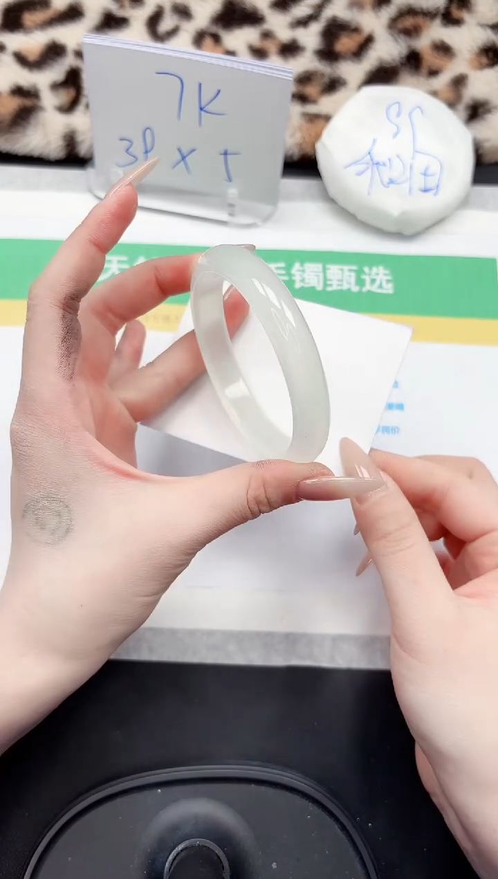 【闪购商品】石英质玉手镯未镶嵌130-60.9