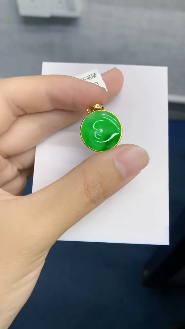 翡翠未镶嵌颈饰             1