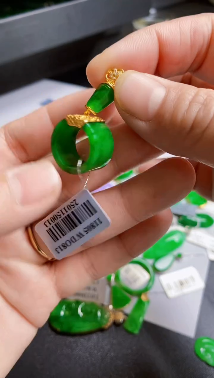 【闪购商品】翡翠颈饰18K金镶嵌吊坠