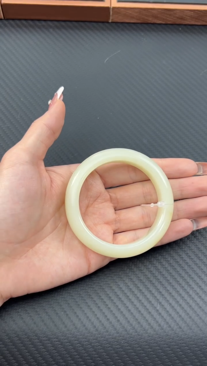 【闪购商品】和田玉手镯未镶嵌且末金山微色差54手镯