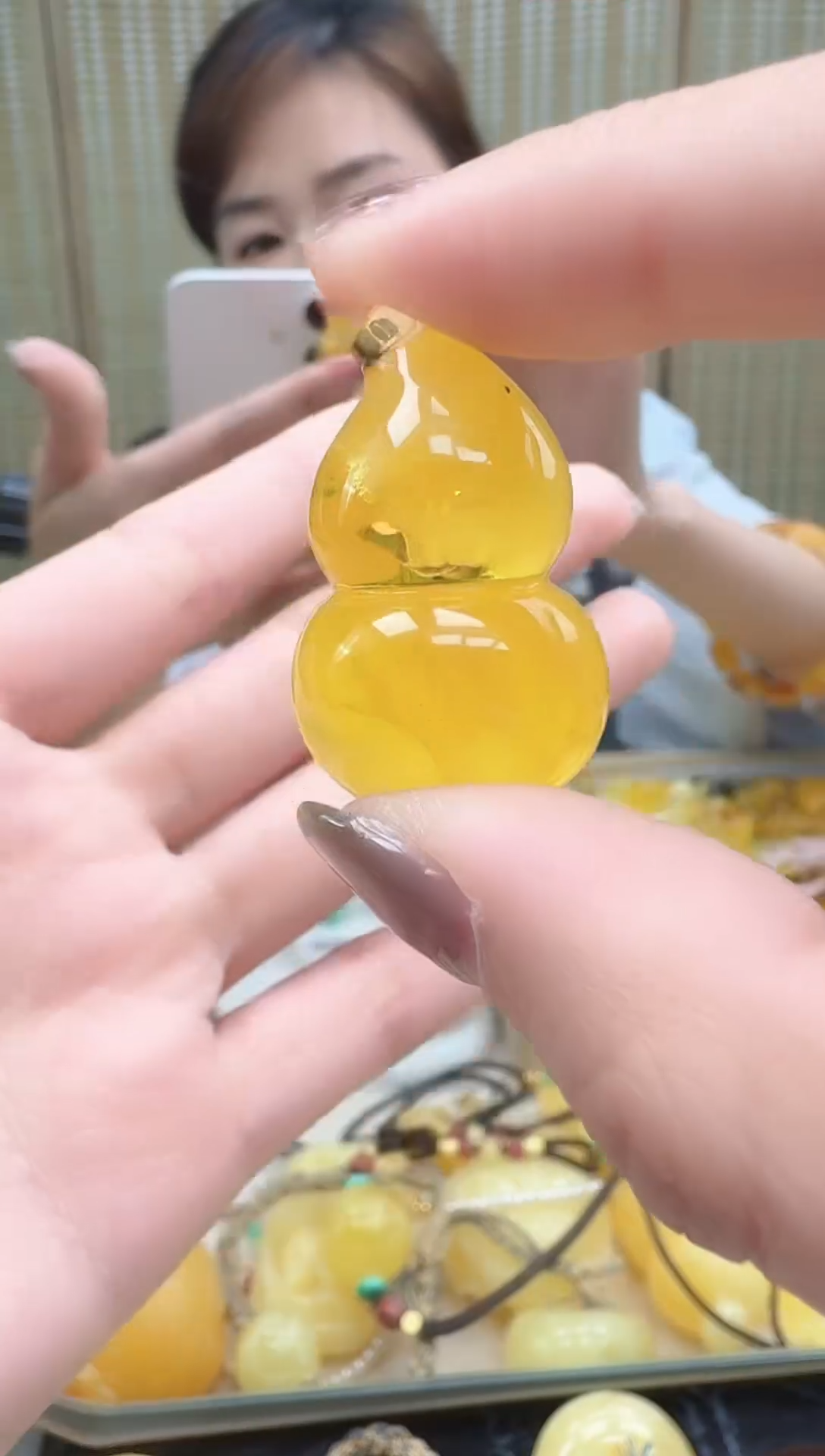 未镶嵌琥珀裸石如图