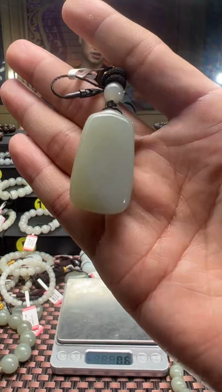 【闪购商品】和田玉吊坠(赠链)未镶嵌且末料青白玉随形吊坠19克