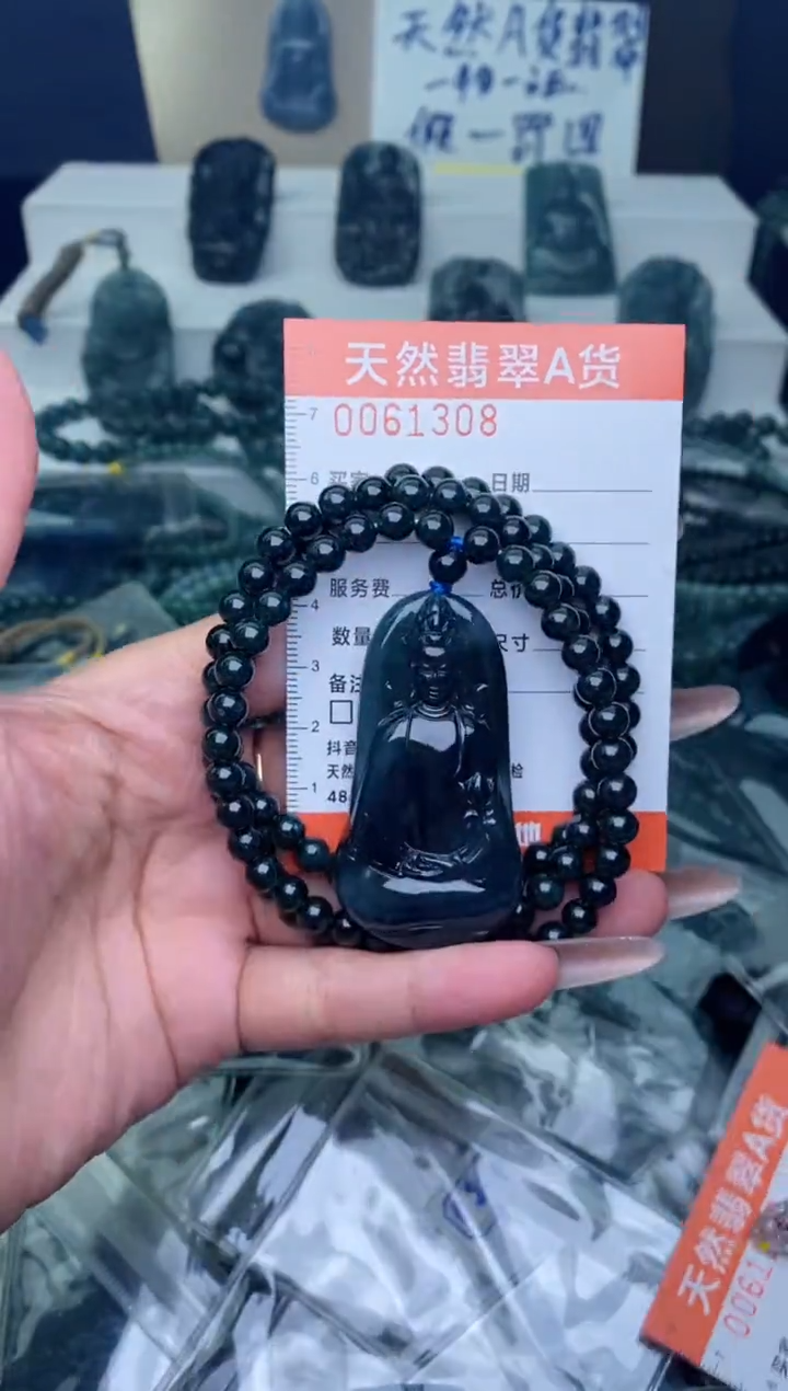 翡翠未镶嵌颈饰··············