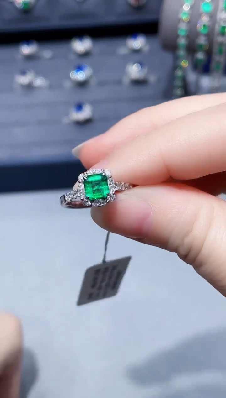 【闪购商品】祖母绿戒指18K金镶嵌0.86克拉