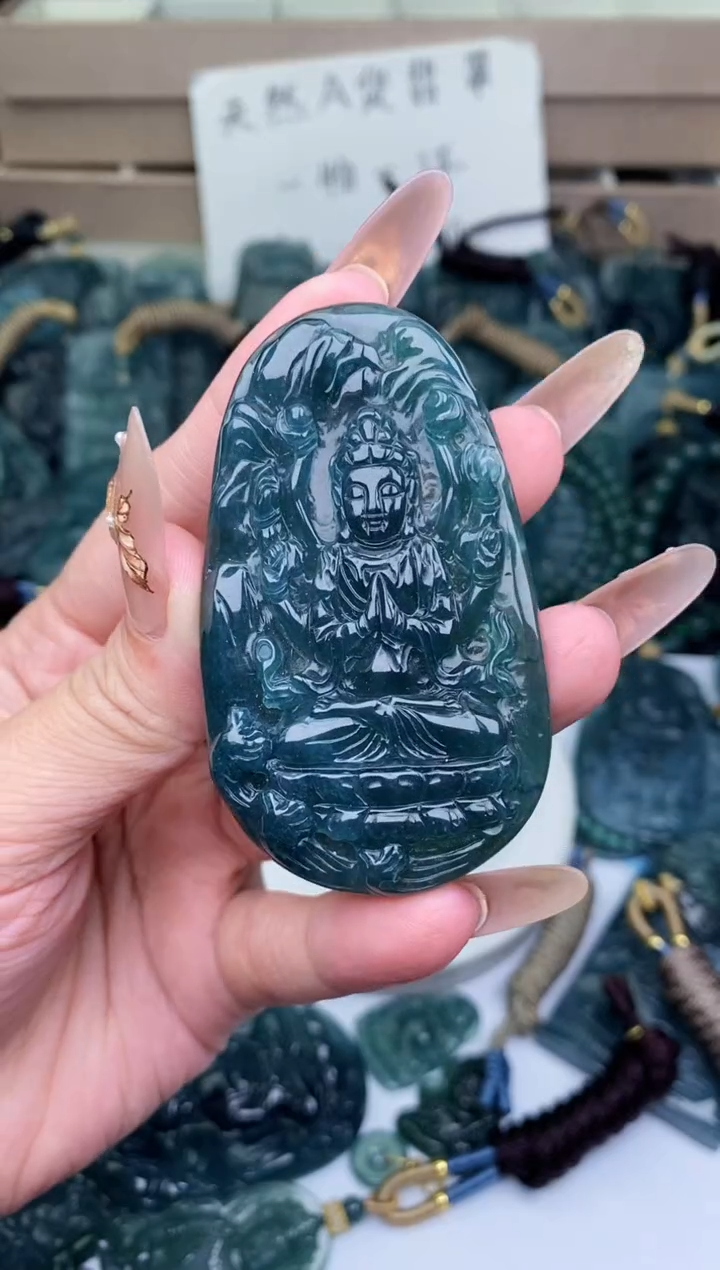 颈饰未镶嵌翡翠          
