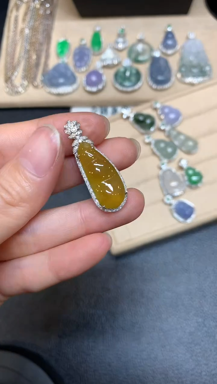 【闪购商品】翡翠颈饰18K金镶嵌福豆【无服务费