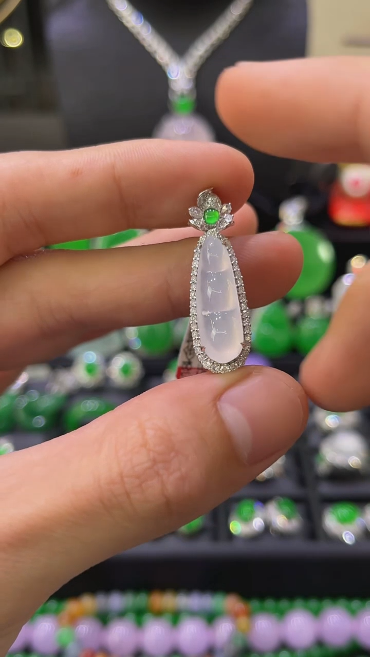 颈饰18K金镶嵌翡翠吊坠