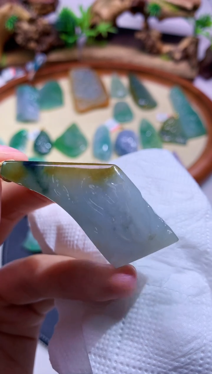 翡翠未镶嵌颈饰              