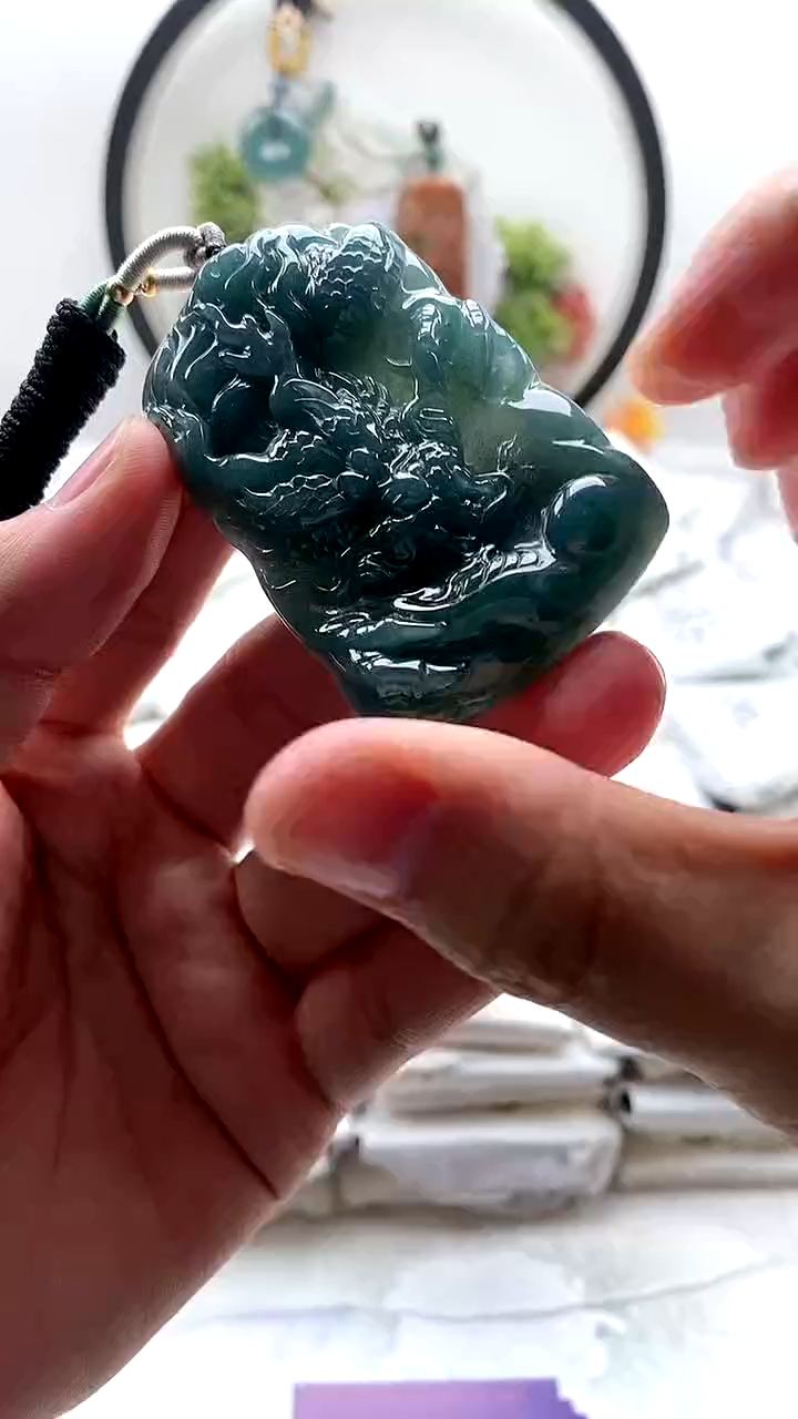 颈饰未镶嵌翡翠龙牌