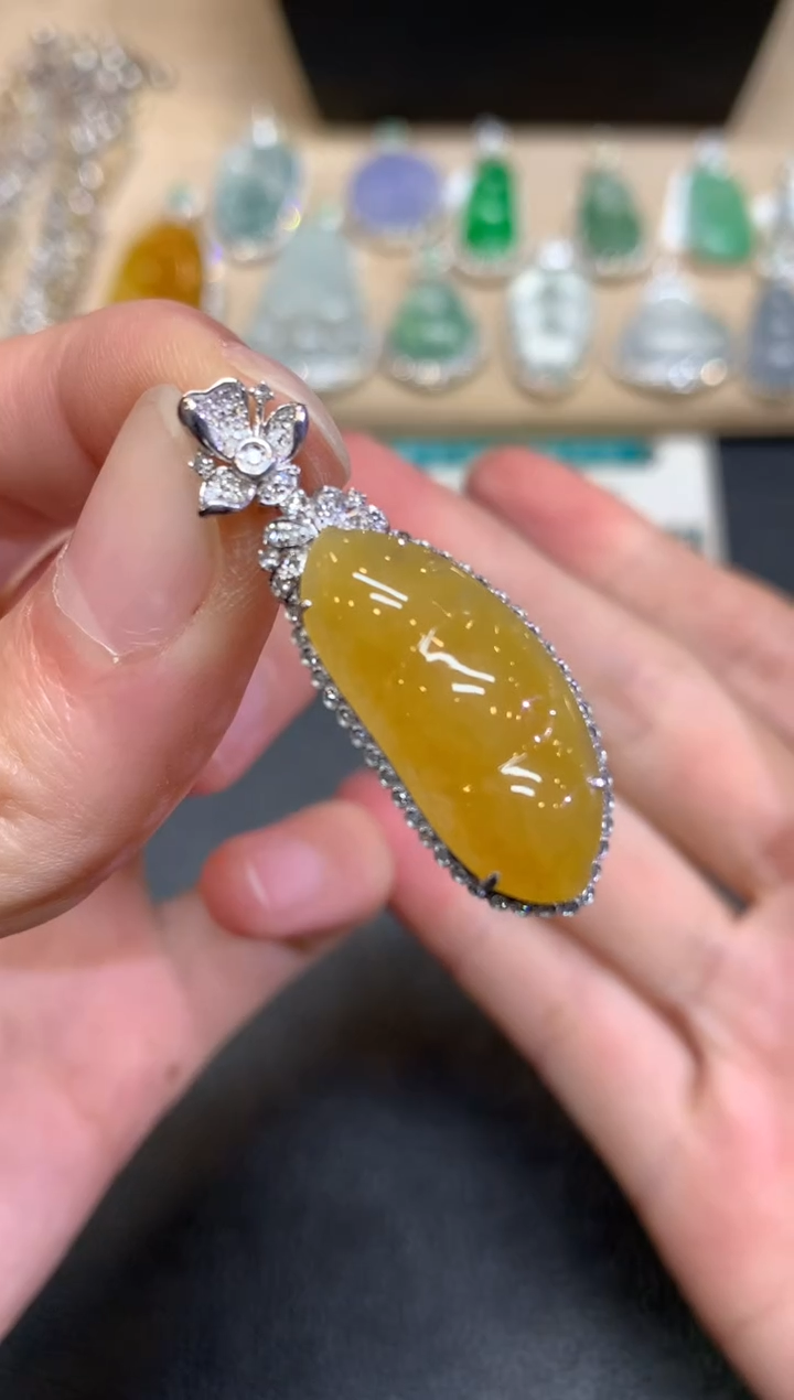 【闪购商品】翡翠颈饰18K金镶嵌福豆【无服务费】