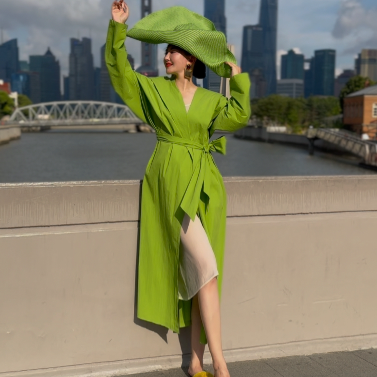 芈莱尤优——新款牛油果绿连帽开衫L25-5353