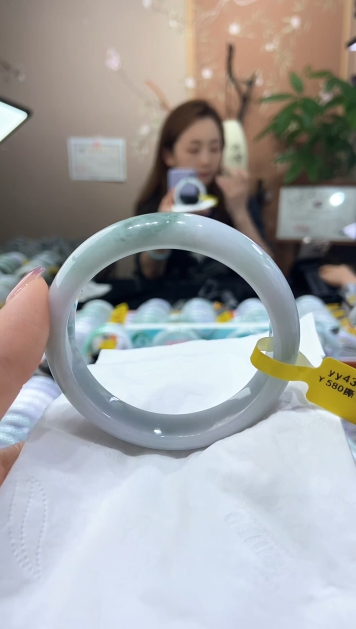 翡翠手镯未镶嵌5657圈口