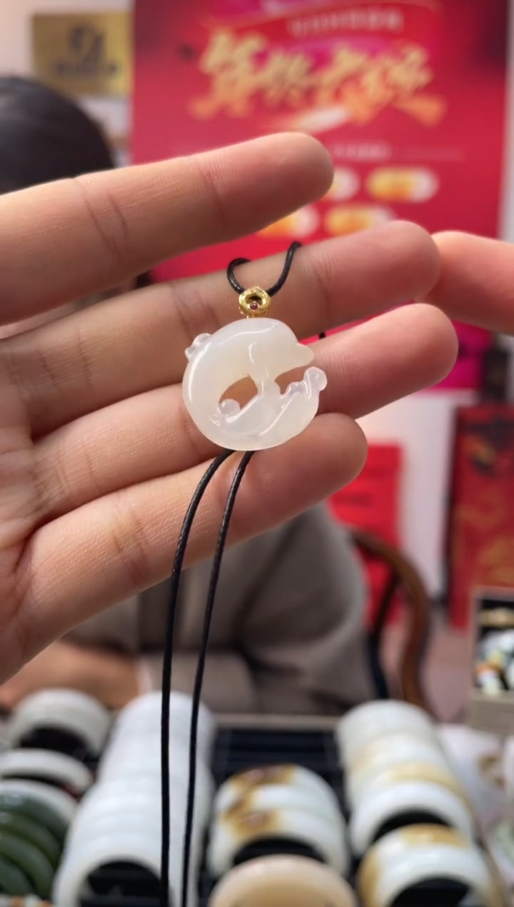 【闪购商品】和田玉颈饰18K金镶嵌海豚吊坠发一件