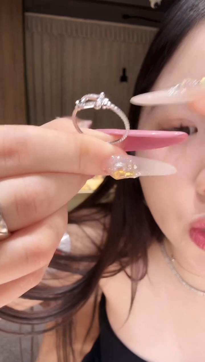戒指铂Pt950镶嵌钻石麻花马蹄