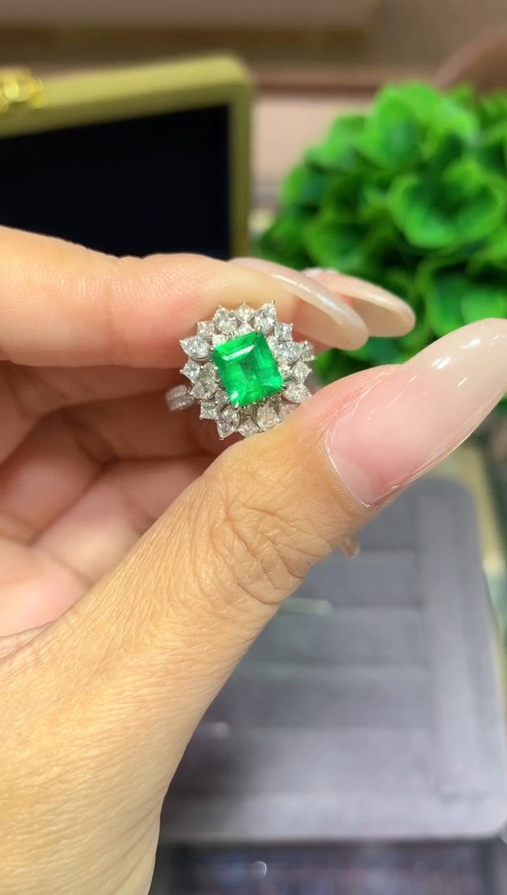 18K金镶嵌戒指祖母绿1.06CT