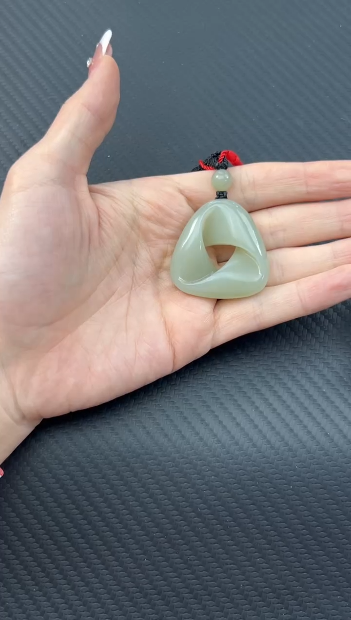 【闪购商品】和田玉吊坠(赠链)未镶嵌且末微色差近矿吊坠