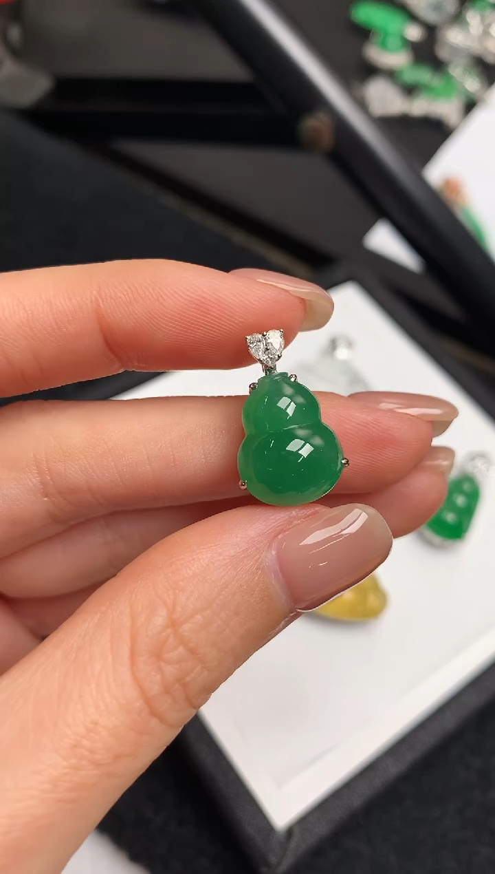颈饰18K金镶嵌翡翠葫芦