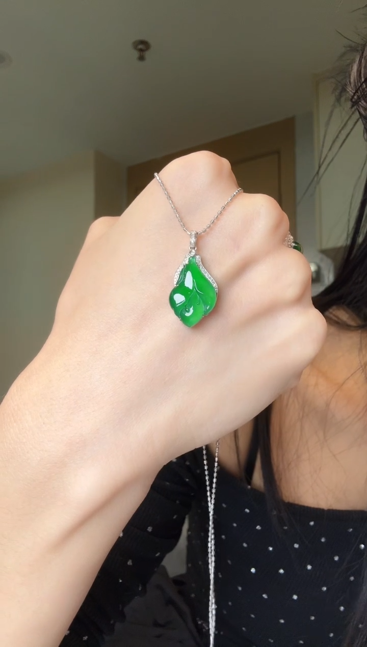 【闪购商品】翡翠吊坠(不含链)18K金镶嵌天然翡翠吊坠