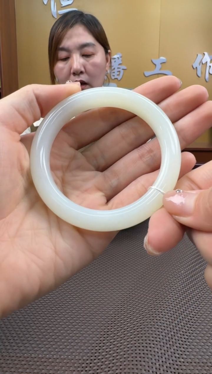 【闪购商品】和田玉手镯未镶嵌56