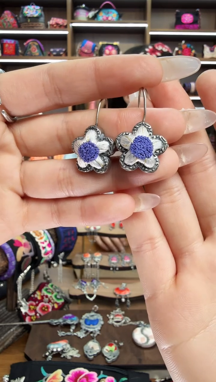 【闪购商品】织绣162蒙阿苏苗绣传承