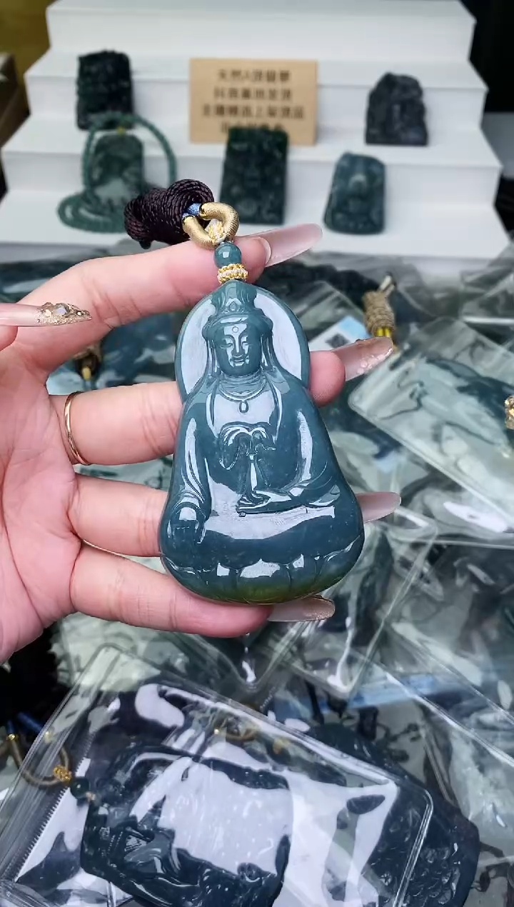 颈饰未镶嵌翡翠 