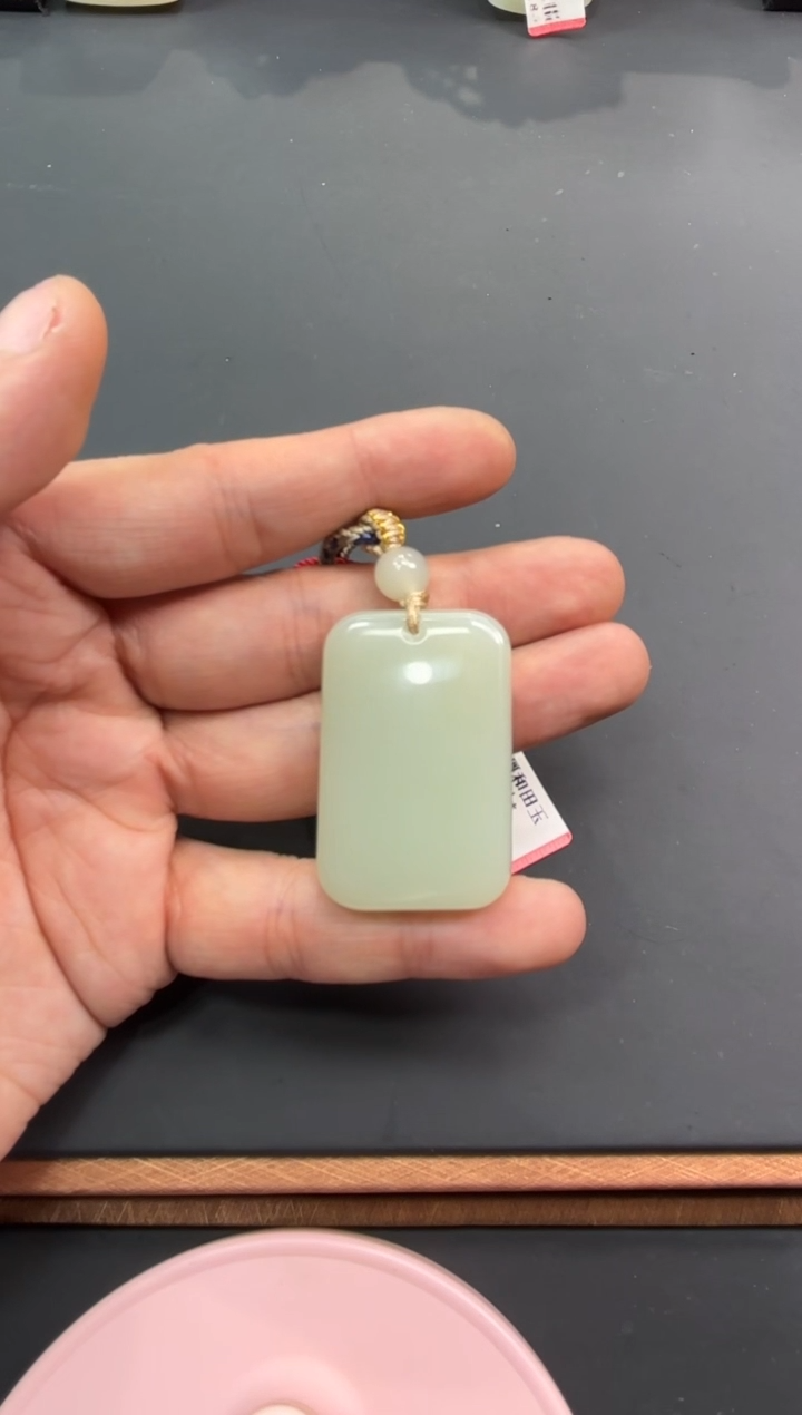 【闪购商品】和田玉吊坠(赠链)未镶嵌且末微色差迪克兰吊坠