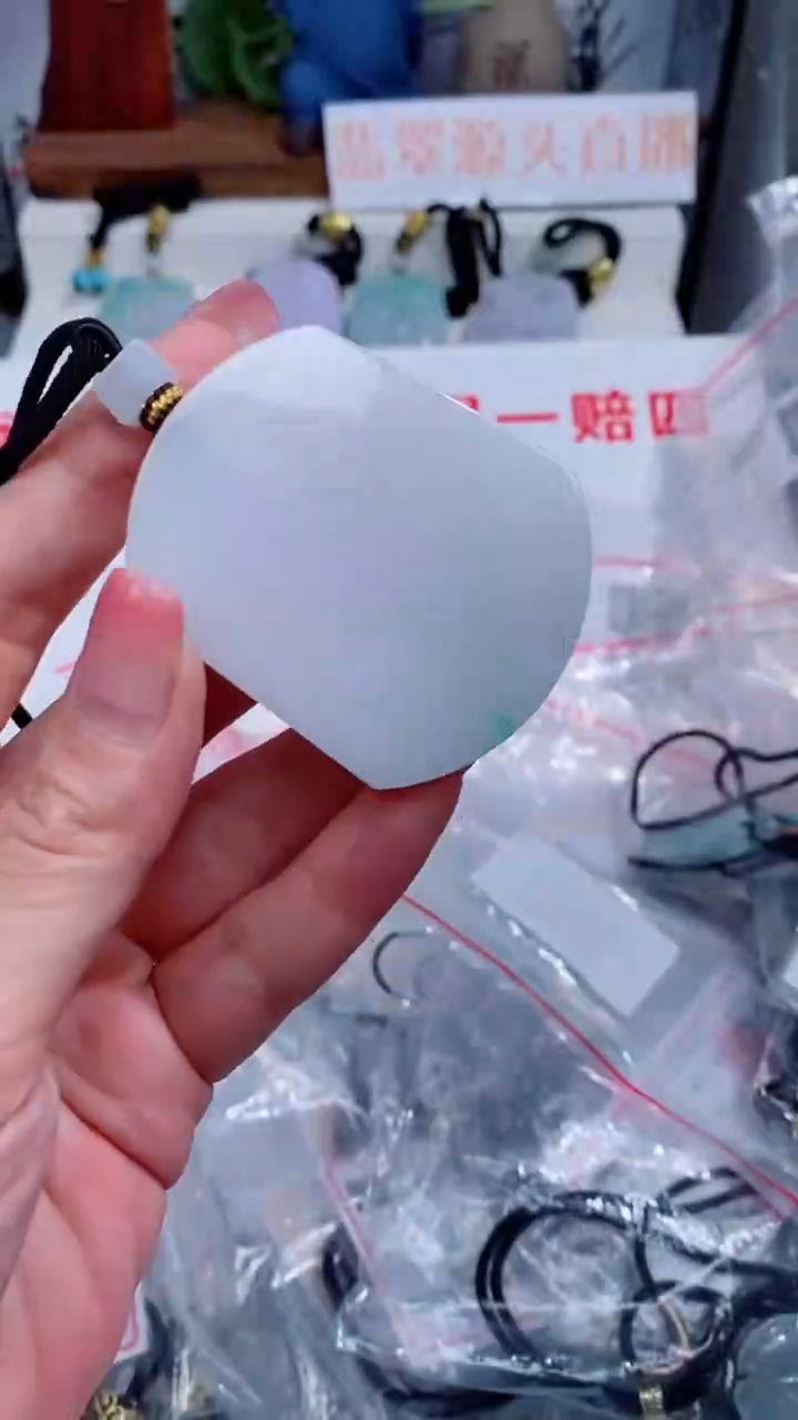 翡翠未镶嵌颈饰吊坠
