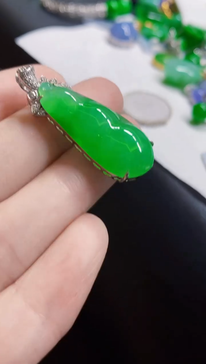 颈饰18K金镶嵌翡翠豆