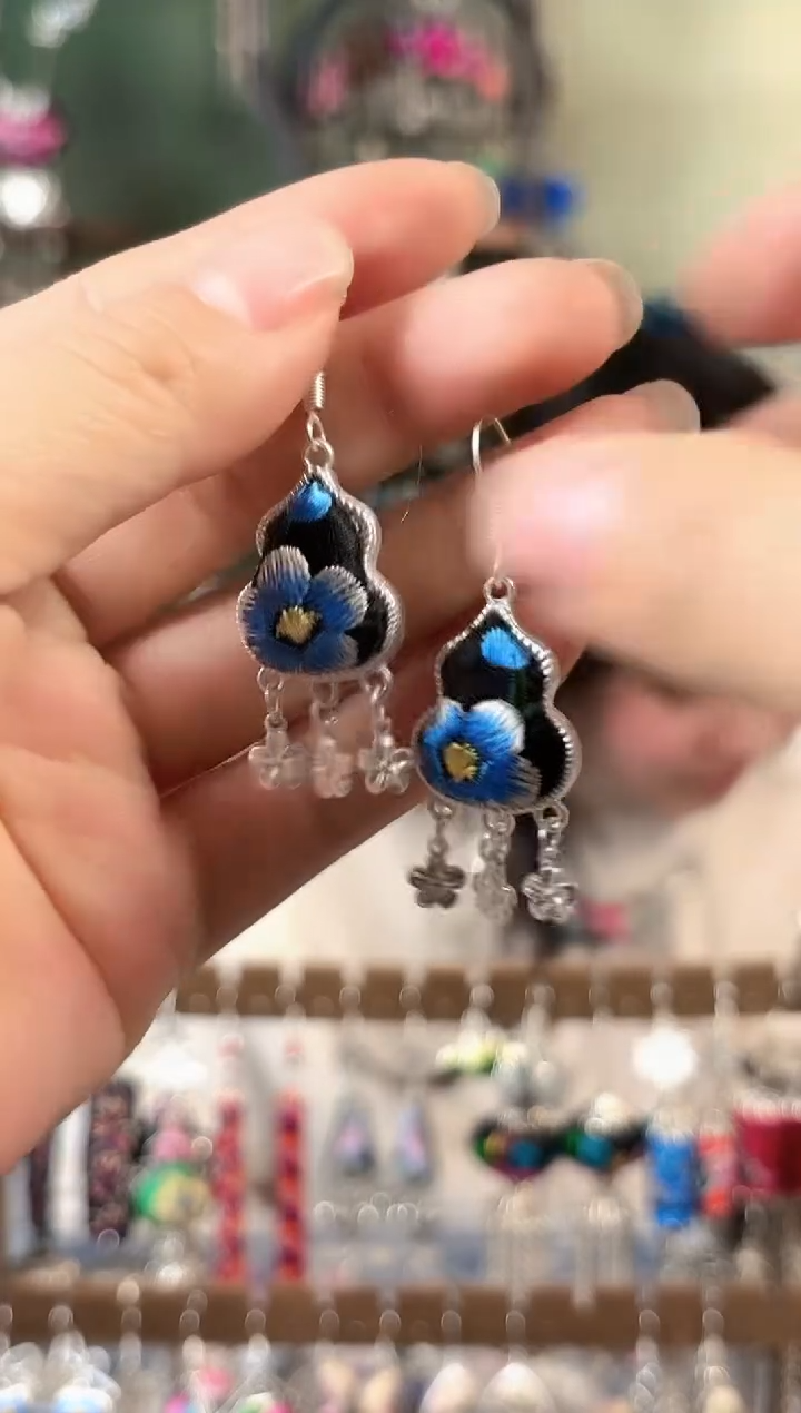 彩云南阁非遗老绣饰品745