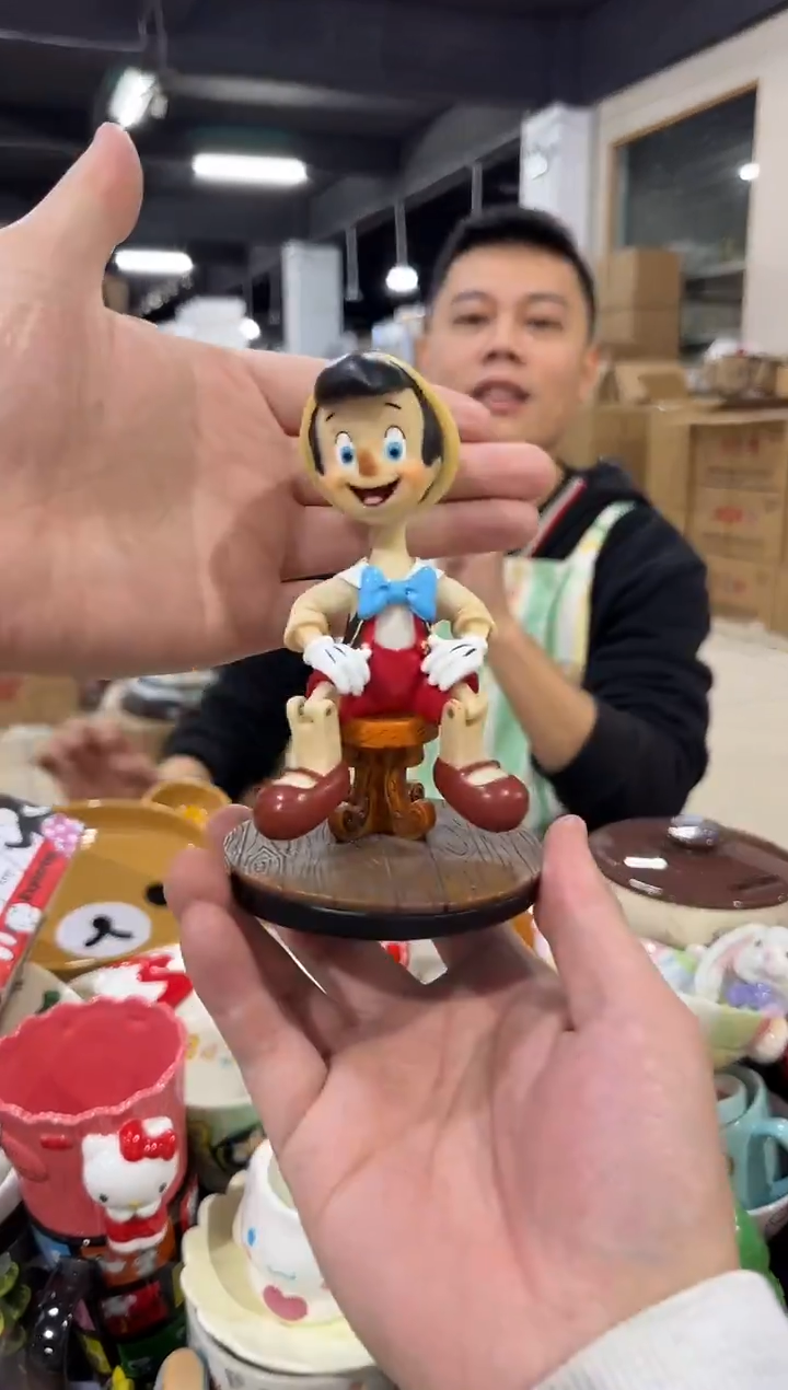 瓷片匹诺曹摇头摆件