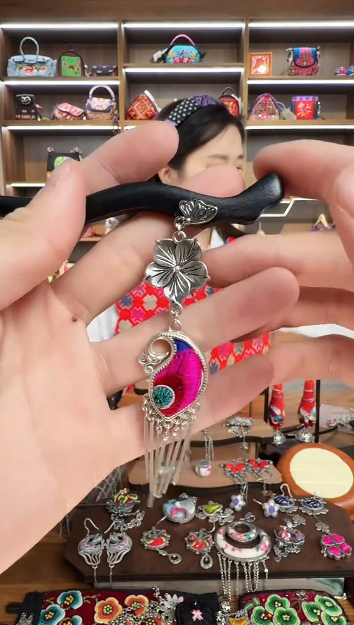 【闪购商品】织绣175蒙阿苏苗绣传承