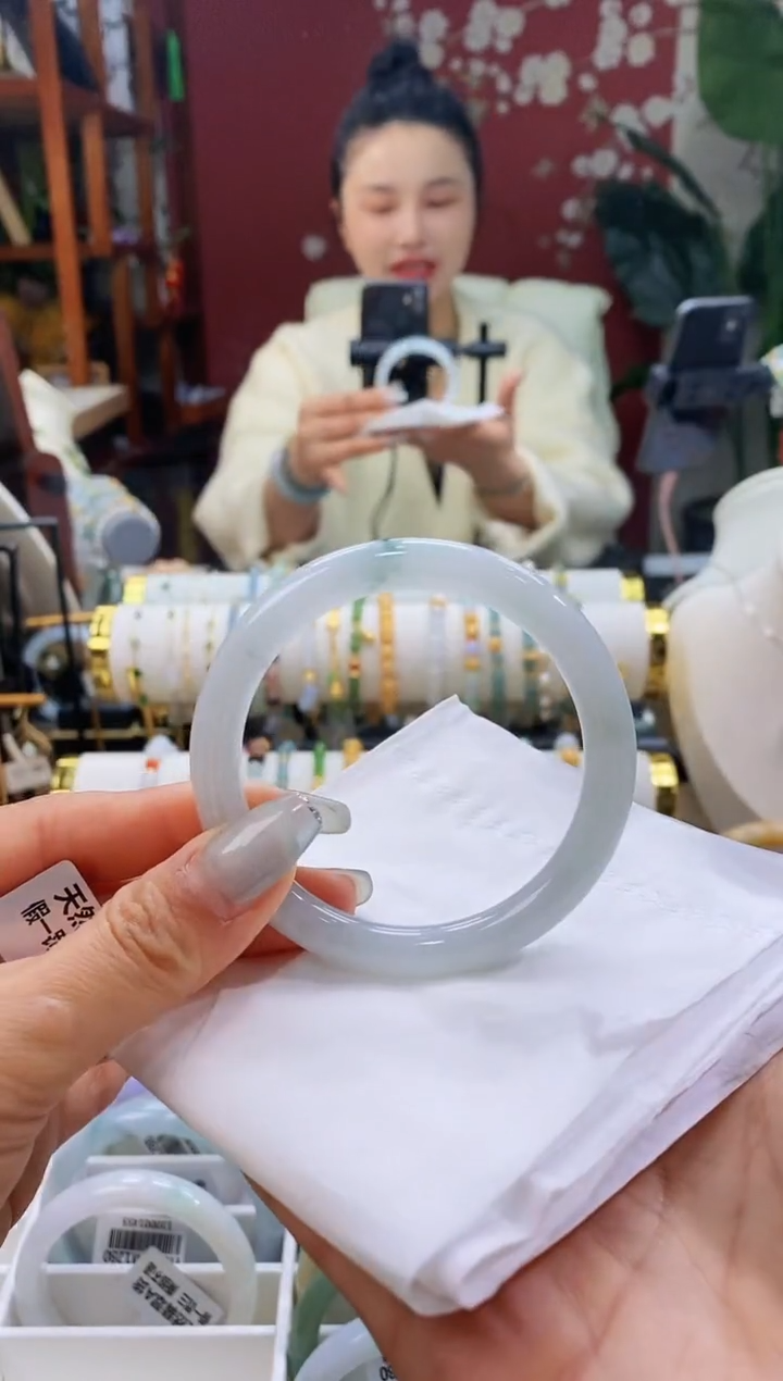 【闪购商品】翡翠手镯未镶嵌14飘花56-58/8.5*8.2