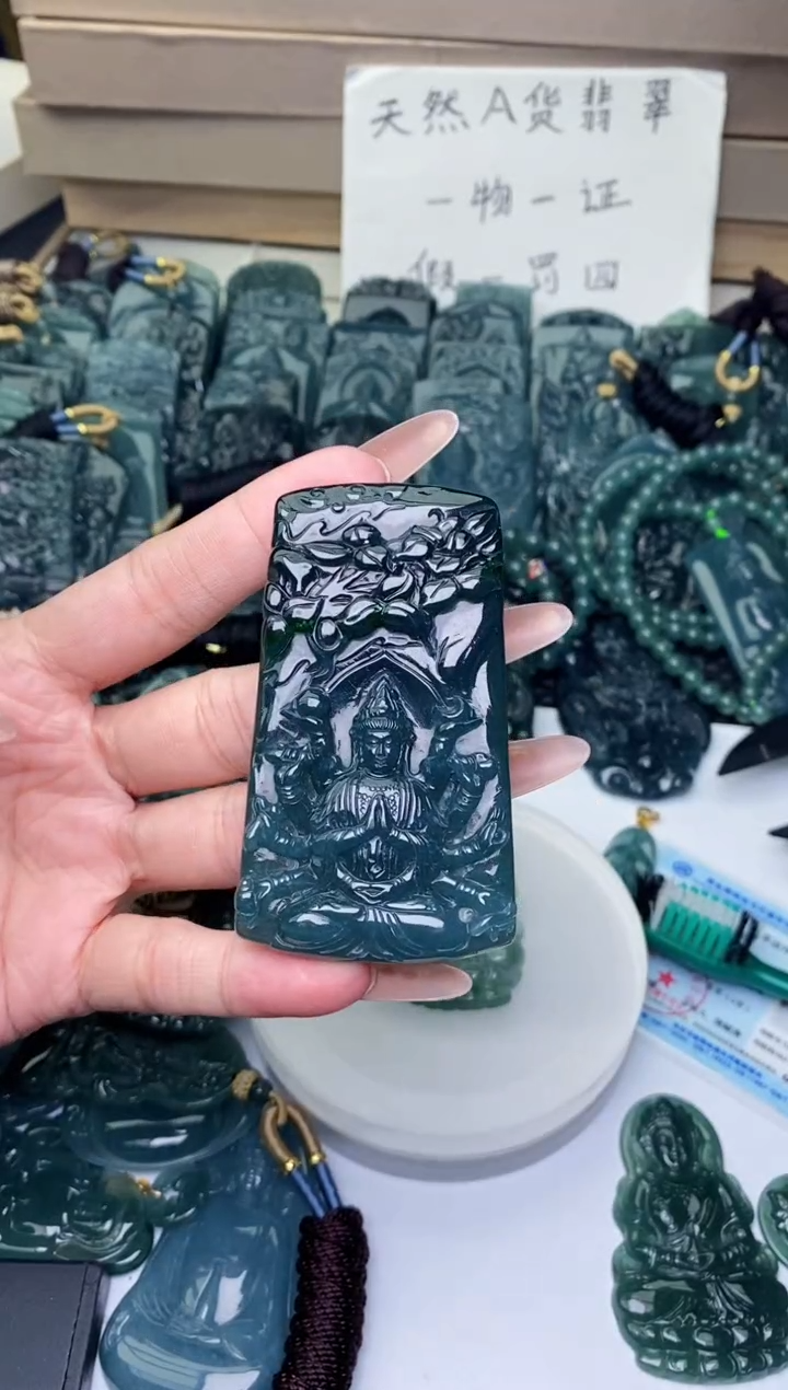 颈饰未镶嵌翡翠          