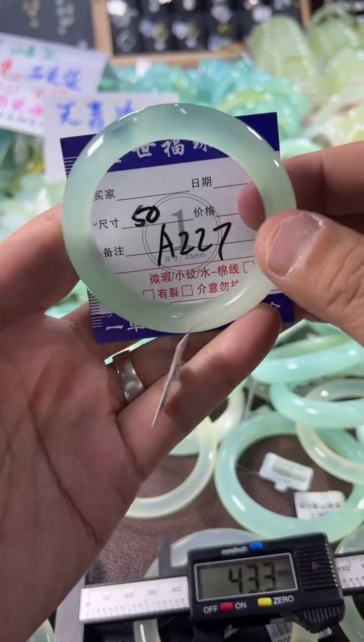 未镶嵌蛇纹石玉手镯1