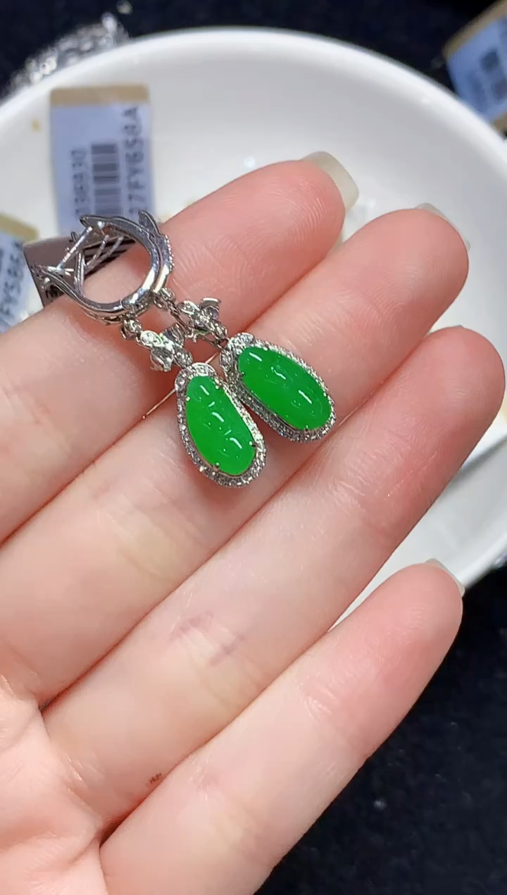 18K金镶嵌翡翠耳饰多样性发其一