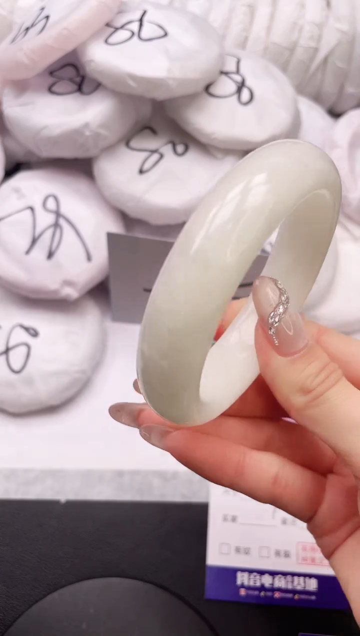 【闪购商品】和田玉手镯未镶嵌24K81-57