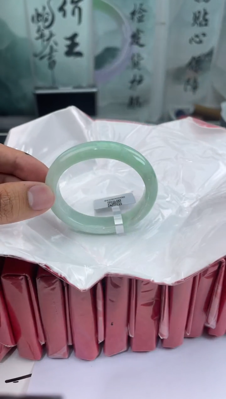 翡翠未镶嵌手镯2翡翠手镯（微瑕）