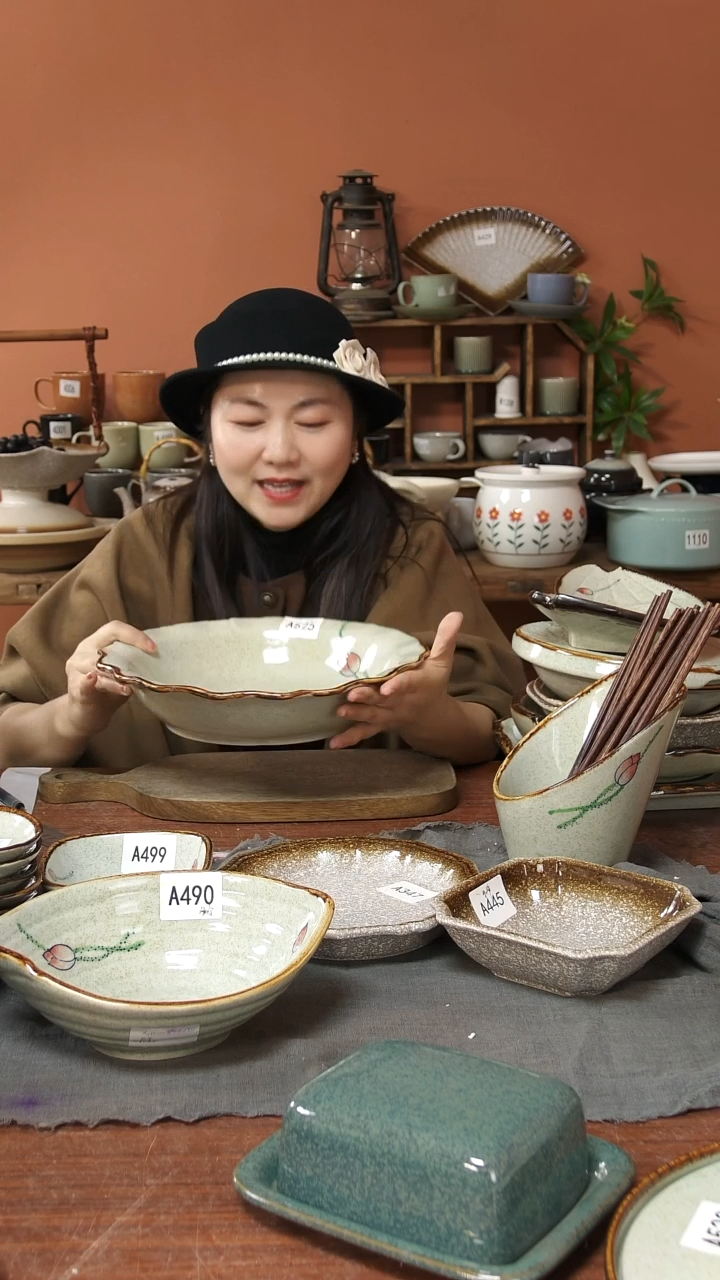 陶瓷A525 一只花边手绘荷花黑点30*7可能微瑕疵