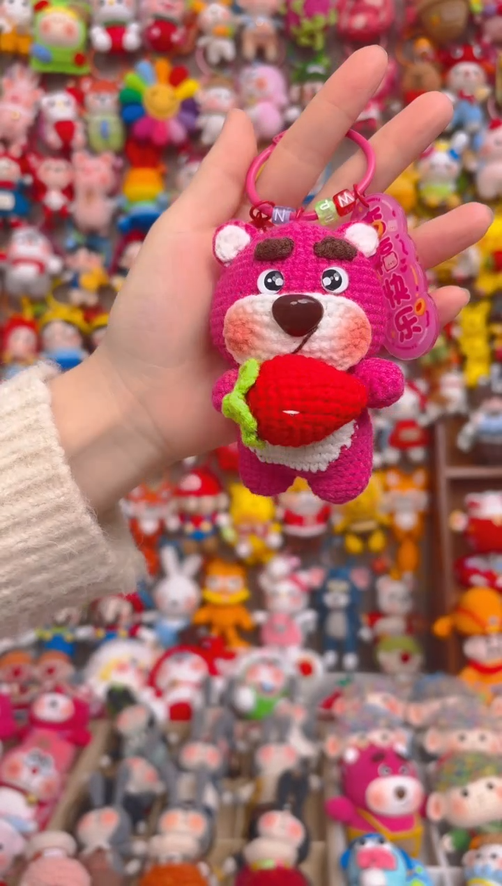 纯手工制作毛线钩织成品草莓熊