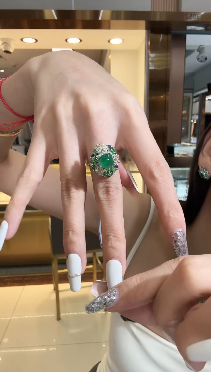 18K金镶嵌戒指祖母绿2.65ct