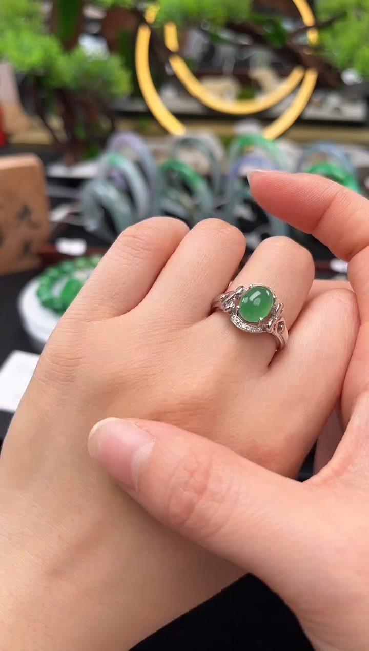 18K金镶嵌戒指翡翠戒指