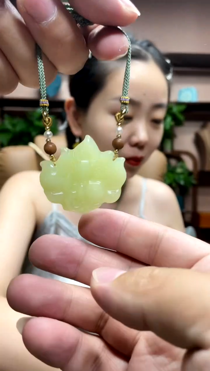 岫玉未镶嵌颈饰·