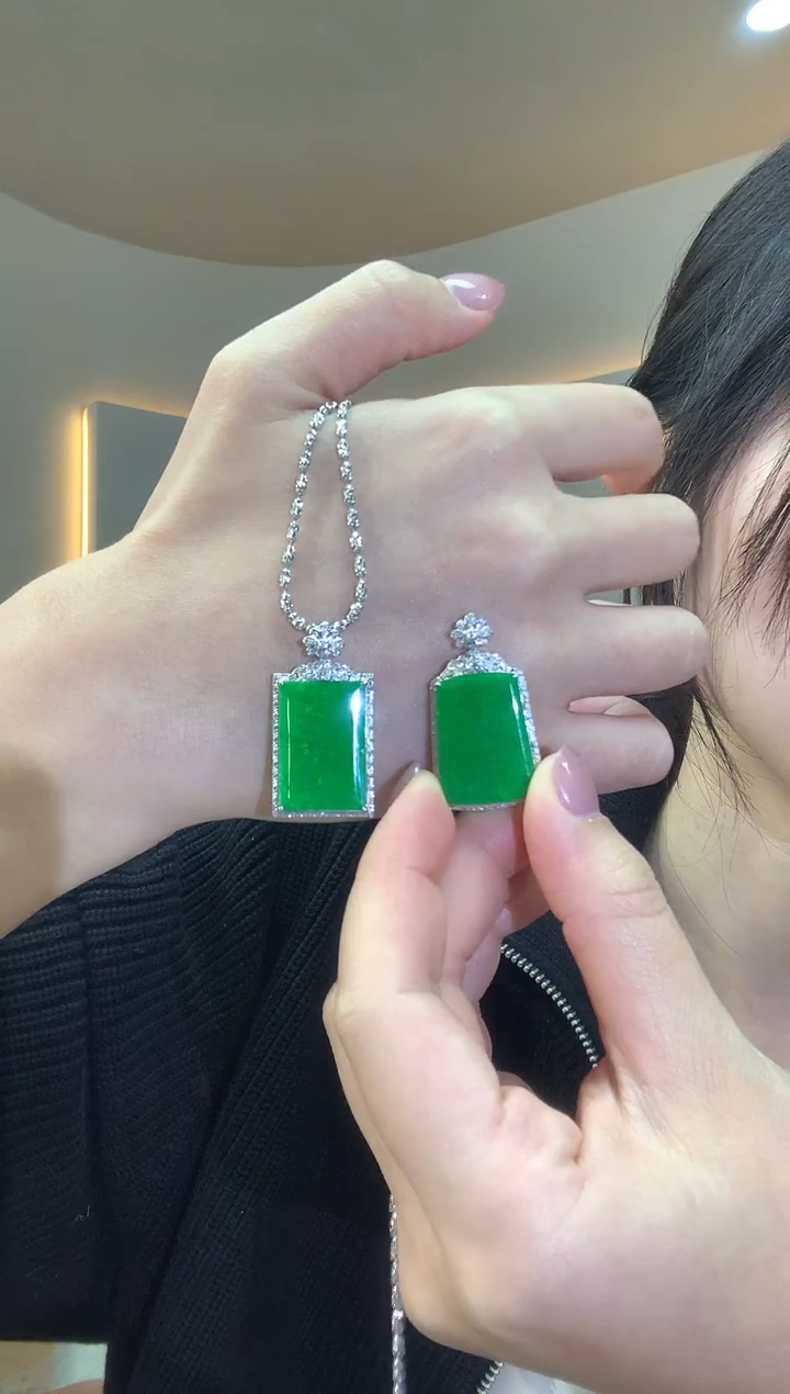 吊坠(不含链)18K金镶嵌翡翠Q172|多样性发其一|8800