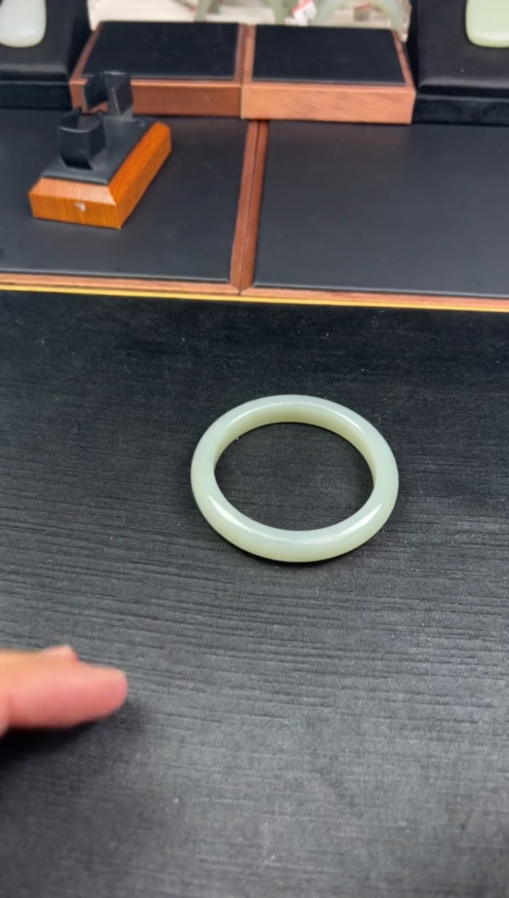 【闪购商品】和田玉手镯未镶嵌且末微色差近矿56